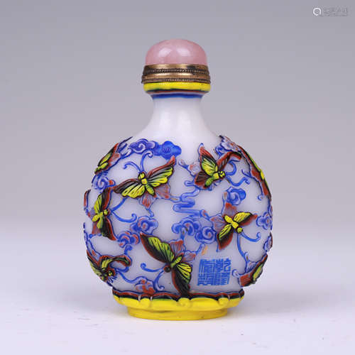 OPAQUE GLASS BUTTERFLIES SNUFF BOTTLE