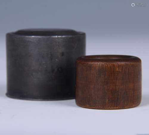 CHINESE CHENXIANG WOOD THUMB RING WITH TIN BOX