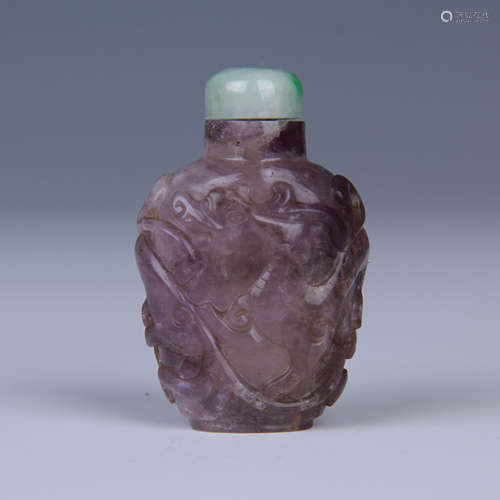 AN AMETHYST SNUFF BOTTLE WITH JADE LID