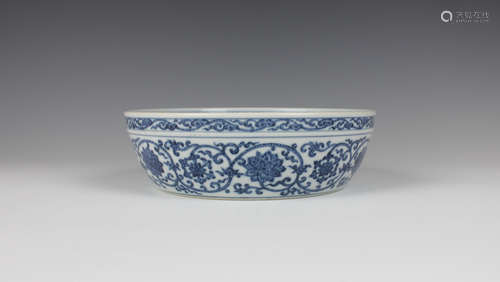 CHINESE BLUE AND WHITE FOLIAGE BRUSH WASHER