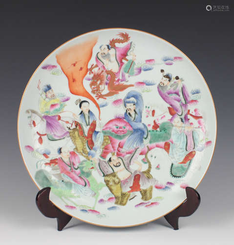 CHINESE FAMILLE ROSE FIGURAL PORCELAIN CHARGER