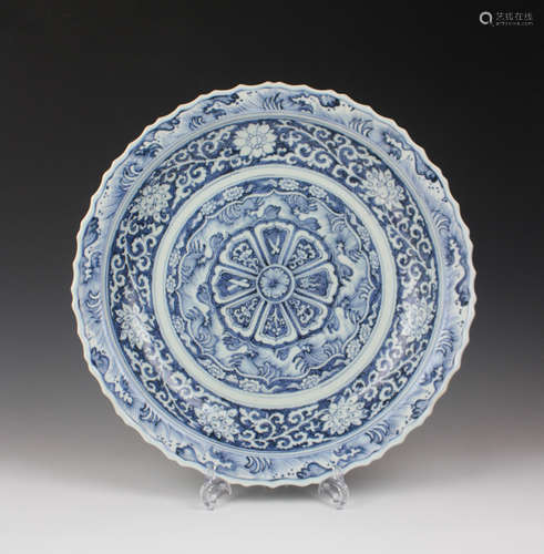 CHINESE BLUE AND WHITE PORCELAIN CHARGER