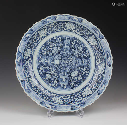 CHINESE BLUE AND WHITE PORCELAIN CHARGER