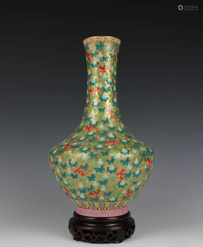 CHINESE GILDED FAMILLE ROSE PORCELAIN VASE