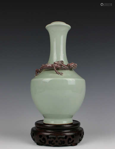 CHINESE CELADON GLAZED CHILONG VASE