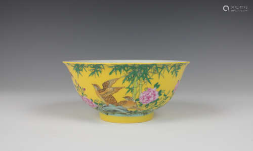 CHINESE YELLOW GROUND FAMILLE ROSE BOWL