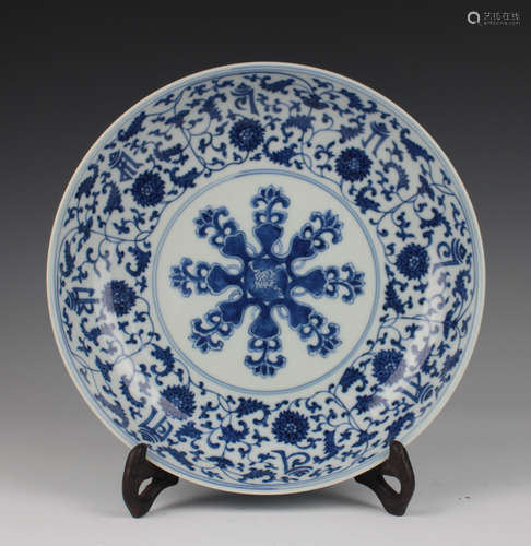 CHINESE BLUE AND WHITE PORCELAIN CHARGER