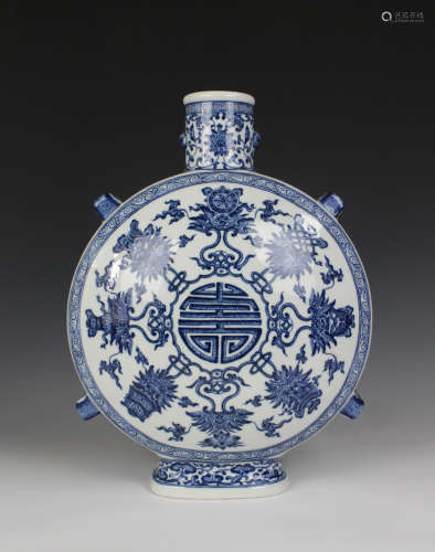 CHINESE BLUE AND WHITE MOON FLASK VASE