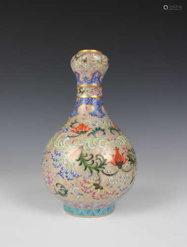 CHINESE FAMILLE ROSE PORCELAIN VASE