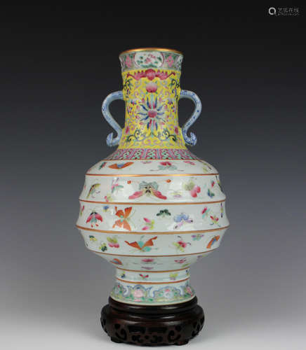 CHINESE FAMILLE ROSE PORCELAIN VASE