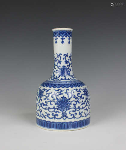 CHINESE BLUE AND WHITE MALLET SHAPE VASE