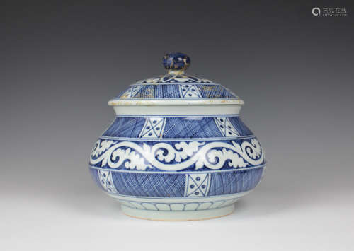 CHINESE BLUE AND WHITE COVER JAR