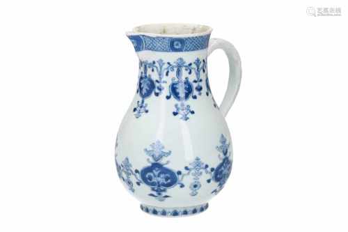 A blue and white porcelain jug, decorated with flowers. Unmarked. China, Qianlong. H. 17,5 cm.