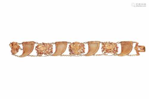 A 20-kt gold bracelet, decorated with filigrain, depicting birds and Fo-dogs. Partly with inlay.