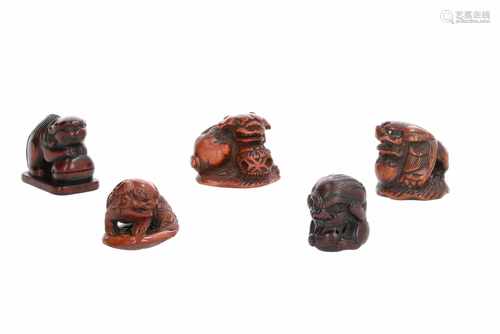 Lot of five netsuke, 1) Wooden sitting shishi on base. H. 2,5 cm. 2) Wooden shishi with temple bell.