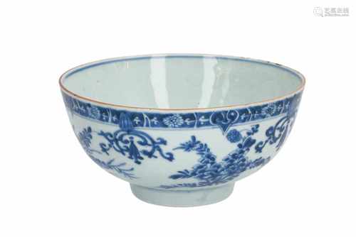 A blue and white bowl with geometric floral decor. Unmarked. China, Kangxi. Diam. 19,5 cm. H. 9,5