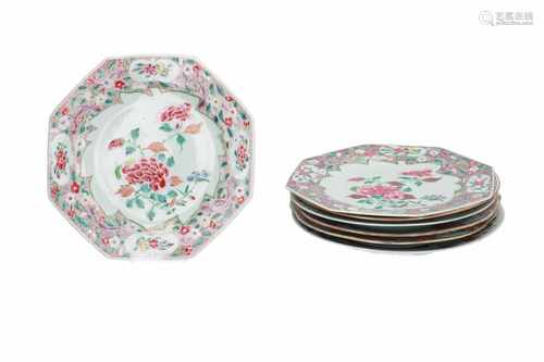 A lot of three pairs of Famille Rose porcelain dishes, decorated with peonies. Added a polychrome