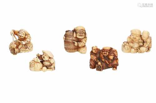 Lot of five netsuke, 1) Ivory Jurojin with karako and doll. Signed Masatoshi. H. 3,5 cm. 2) Ivory