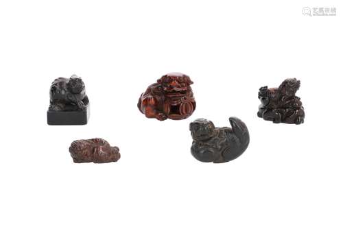 Lot of five netsuke, 1) Ebony wooden shishi with ball. H. 3 cm. 2) Ebony wooden shishi with horn