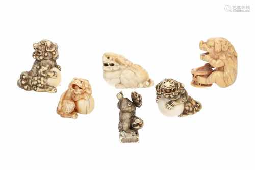 Lot of five netsuke, 1) Ivory, two shishi on a rock. H. 5 cm. 2) Ivory reclining shishi. L. 4,5