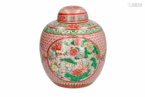 A polychrome porcelain ginger jar with floral decor. Unmarked. China, 19th century. H. 28 cm.