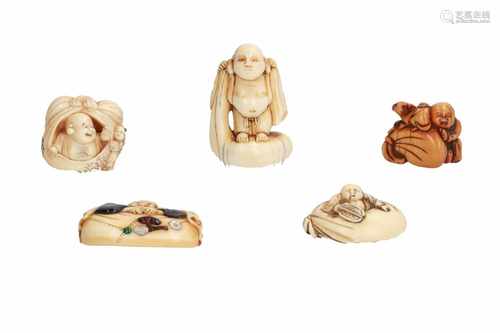 Lot of five netsuke and one seal netsuke, 1) Ivory Hotei with bag. Signed Rauiki. H. 2,5 cm. 2)