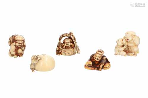 Lot of five netsuke, 1) Ivory Fukurokuju on a table with karako. H. 3,5 cm. 2) Ivory Jurojin. H. 4