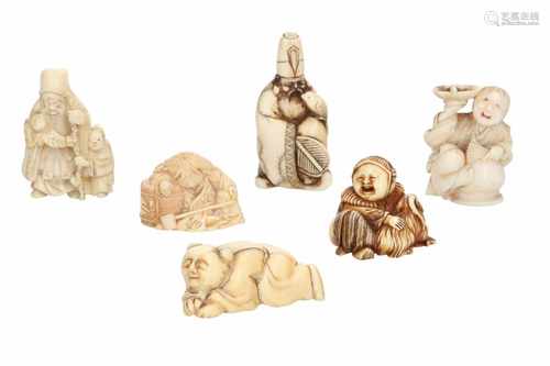 Lot of five netsuke, 1) Ivory sitting Hotei with fan. Signed. H. 2,5 cm. 2) Ivory sitting Hotei on