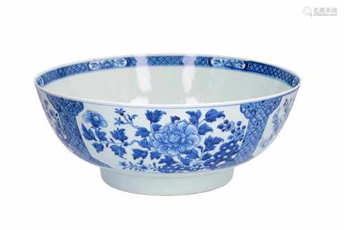 A large blue and white porcelain bowl with floral decor. Unmarked. China, Qianlong. H. 16 cm.