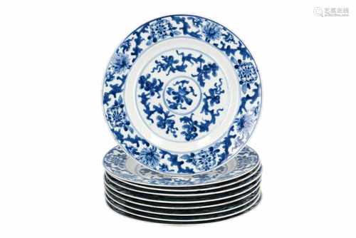 A set of nine blue and white porcelain dishes with floral decor. Unmarked. China, Kangxi. Diam. 22