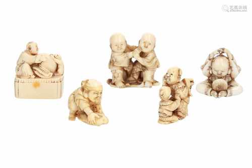 Lot of four netsuke, 1) Ivory dragon. L. 3,5 cm. 2) Ivory, three shishi with balls on rock.