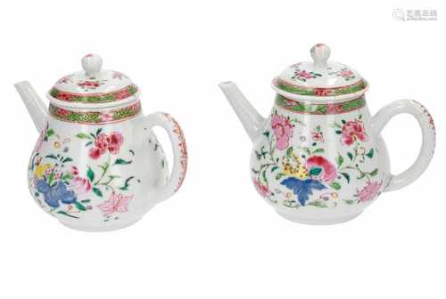 A pair of Famille Rose porcelain teapots with floral decor. Unmarked. China, Qianlong. H. 11 cm.