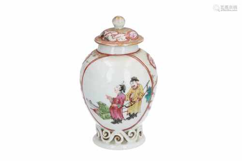 A polychrome porcelain tea caddy, decorated with two archers. Unmarked. China, Qianlong. H. 12,5