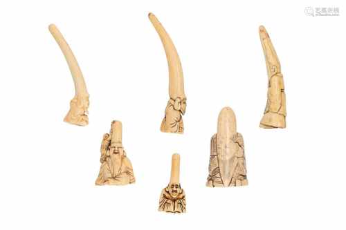 Lot of five netsuke, 1) Ivory shishi with temple bell. Signed Reusai. L. 3,5 cm. 2) Ivory sitting