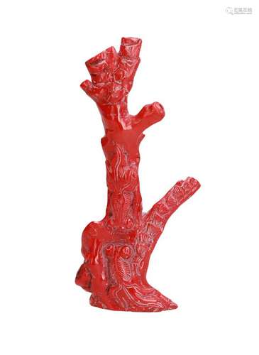 A carved red coral branch with relief decor of two fish. China, 20th century. H. 23 cm.