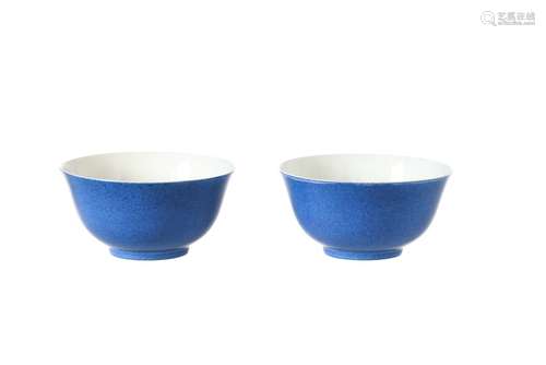 A pair of powder blue porcelain bowls. Unmarked. China, Kangxi or later. H. 7 cm. Diam. 14 cm.