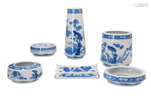 A 6-piece blue and white porcelain scolar set, decorated with fish. Including brush rest, ink well