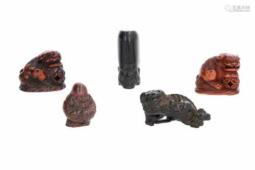 Lot of five netsuke, 1) Ebony wood sitting shishi. Signed. L. 5 cm. 2) Bizen ware Fukurokuju.