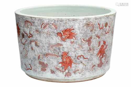 A polychrome porcelain jardinière, decorated with dragons and pearls. Unmarked. China, 19th century.