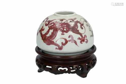 An iron red and green porcelain brush washer on wooden base, decorated with three-clawed dragons.