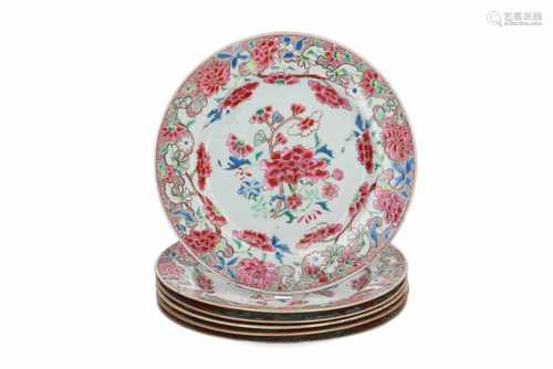 A set of six Famille Rose porcelain dishes with floral decor. Unmarked. China, Qianlong. Diam. 23