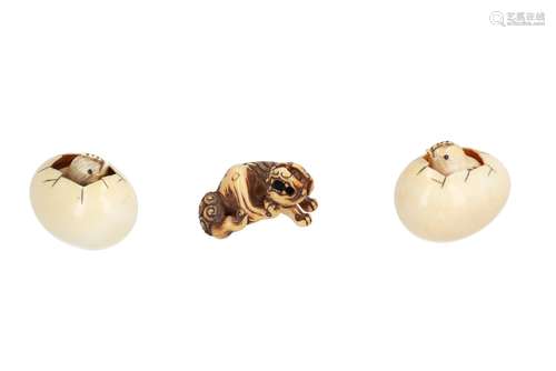 Lot of three netsuke; 1) Ivory loose chick in cracked egg. Signed. L. 4 cm. 2) Ivory loose chick