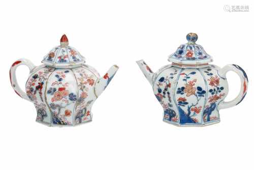 Lot of two octagonal Imari porcelain teapots with floral decor. Unmarked. China, Qianlong. H. 10,5