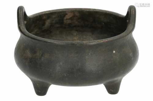 A bronze tripod censer. Marked with seal mark Xuande. China, 19th century. Weight 673 gr. Diam. 10,5