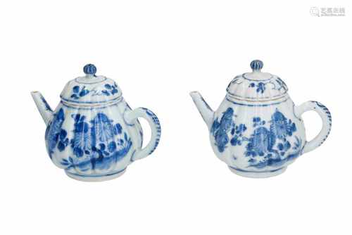 A pair of blue and white porcelain teapots with floral decor. Unmarked. China, Kangxi. H. 10 cm.