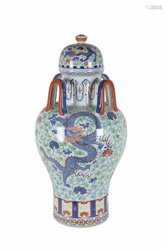 A large Wucai lidded vase with four handles, decorated with five-clawed dragons and flowers.