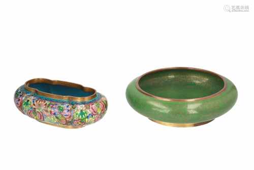 A lot of two polychrome enamel cloisonné bowls with floral decor. Unmarked. China, ca. 1900. Diam.