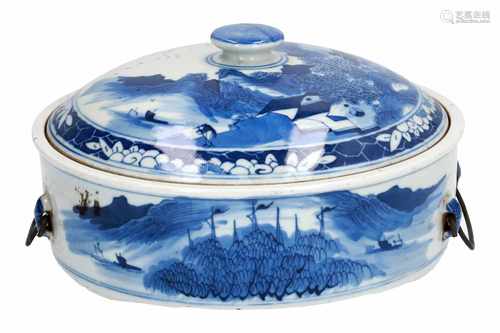 A blue and white porcelain tureen, decorated with mountainous river landscapes. Unmarked. China, ca.