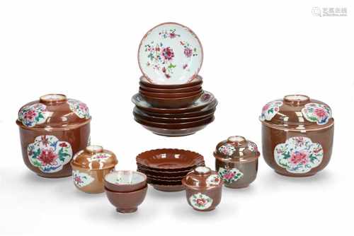 A lot of 22 capucine porcelain items with floral decor, incl. cups, saucers and lidded jars.