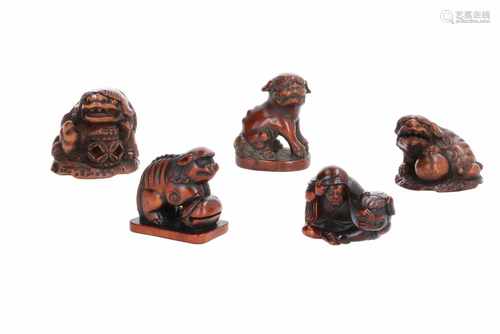 Lot of five netsuke, 1) Wooden shishi with ball on base. H. 3,5 cm. 2) Wooden shishi with ball on